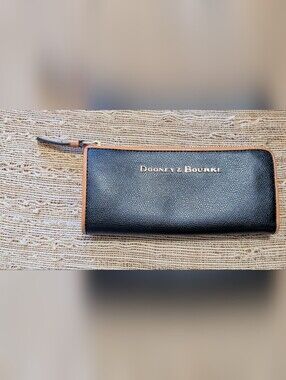 EUC Dooney & Bourke City Zip Clutch Wallet Black